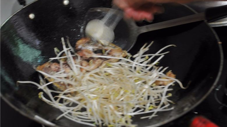 香辣鱼片,放盐调味,翻炒几下,沿着锅边淋入半碗水