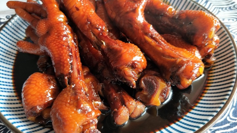 煲剧必备、秘制卤鸡爪,好了现在可以开电视了,一盘都不够我造的。