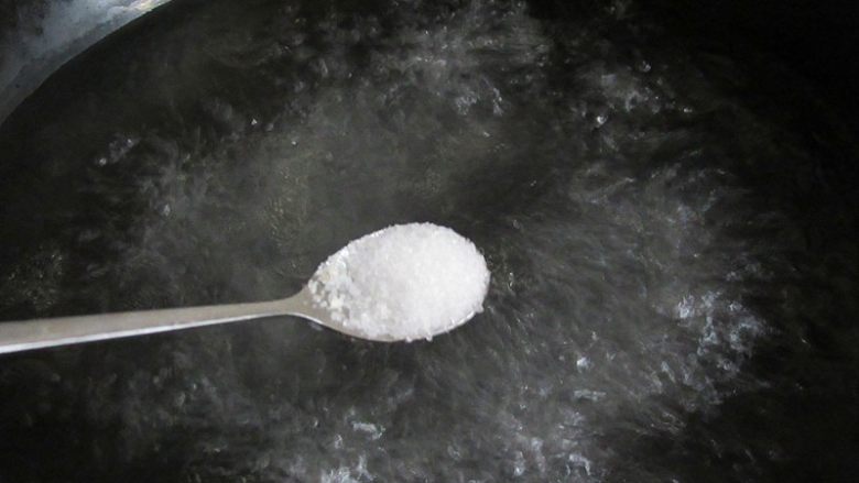 (私家秘制版)红烧鹌鹑蛋狮子头,锅中烧开水,加一点盐和油煮开