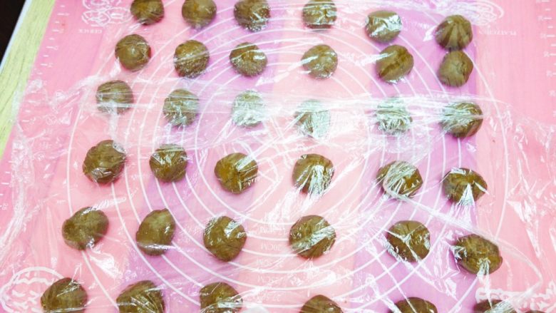 可可玫瑰面包,后放温暖处基础发酵到两倍大
发酵好的面团取出排气,分成大约30g一个小球,我大约分了38个~最好是5的倍数~