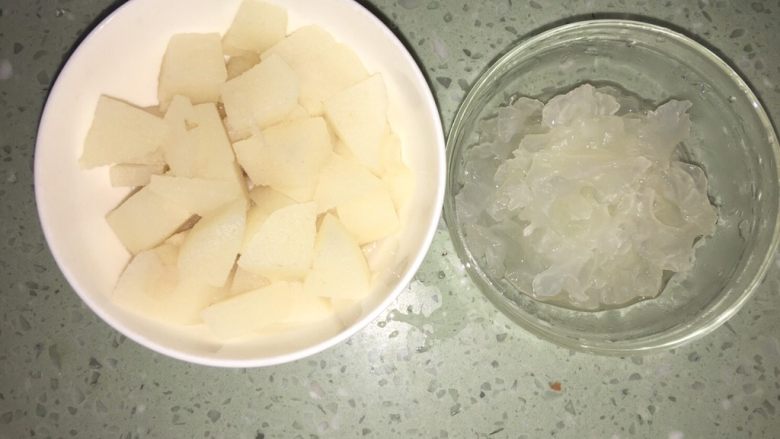 银耳雪梨羹 宝宝辅食9M+,煮好的银耳汤和雪梨放置40度左右