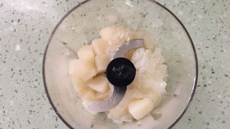 银耳雪梨羹 宝宝辅食9M+,将银耳和梨一起放入辅食机中打成羹