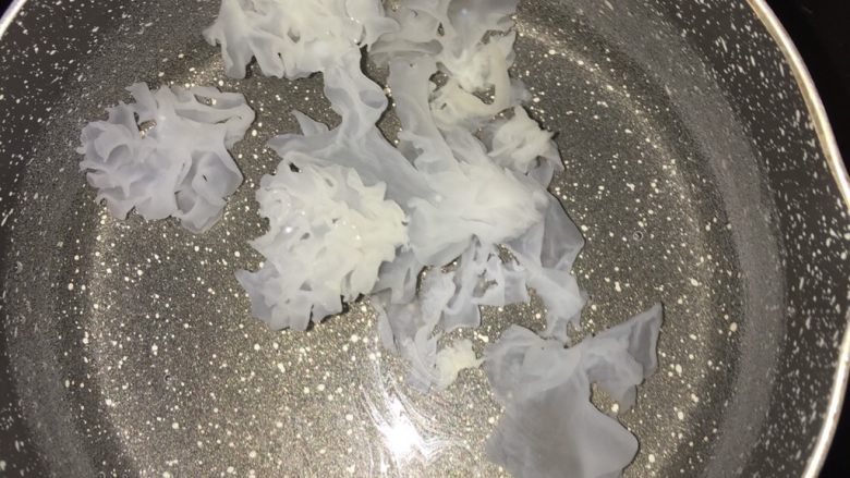 银耳雪梨羹 宝宝辅食9M+,锅中加入水放入银耳炖煮1小时