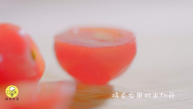 有虾又有溏心蛋的高颜值沙拉,<a style='color:red;display:inline-block;' href='/shicai/ 3438'>圣女果</a>对半切开,分散在沙拉碗里