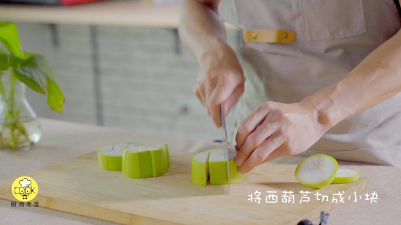 有虾又有溏心蛋的高颜值沙拉,把<a style='color:red;display:inline-block;' href='/shicai/ 66'>西葫芦</a>先从中间切圆形块,然后再像切苹果一样切成小块