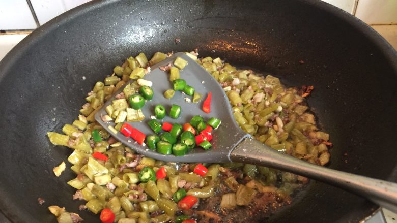 酸豆角炒肉末,最后加入切好的青、红辣椒丁炒匀,出锅前加点<a style='color:red;display:inline-block;' href='/shicai/ 813'>鸡粉</a>即可