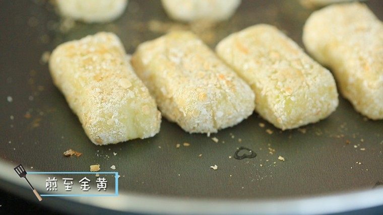鸡肉土豆饼,煎成微黄就可以出锅了。