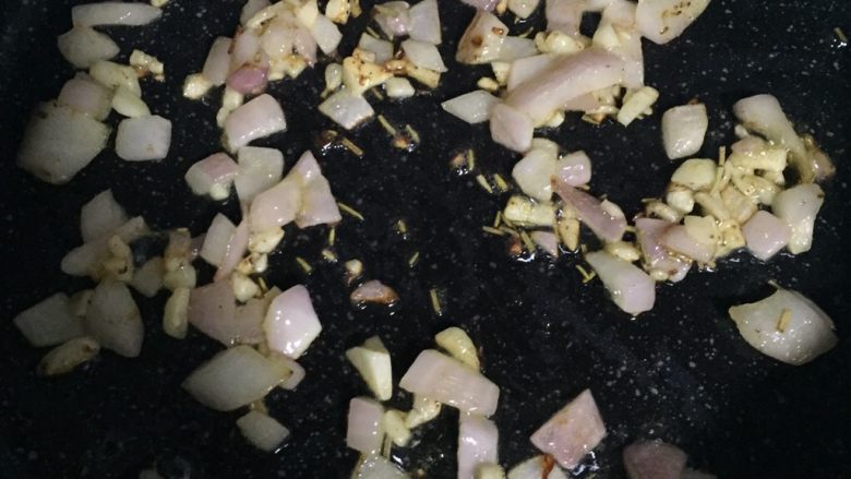 创意鹅肝甜点,等洋葱炒软,香味散发出