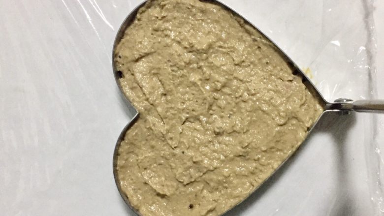 创意鹅肝甜点,用勺子将鹅肝酱整理到模具中,用勺背将表面铺平