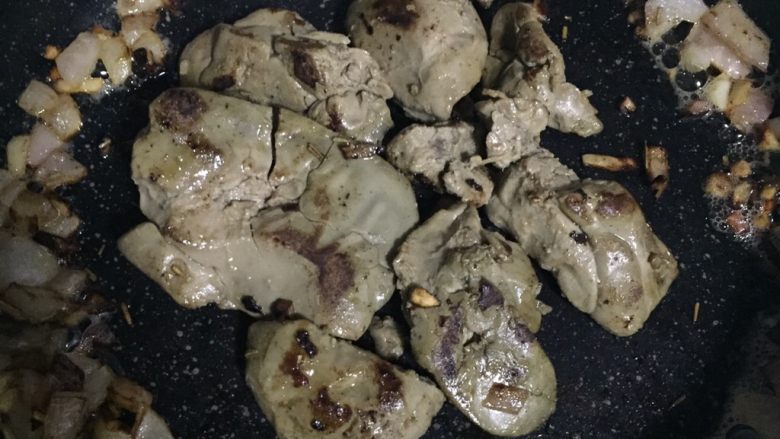 创意鹅肝甜点,加入提前用牛奶浸泡过的鹅肝,大火煎至两面焦黄