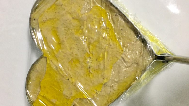 创意鹅肝甜点,融化后的黄油淋在整理好的鹅肝酱表面,然后保鲜膜封好,降温后放入冰箱冷藏定型或快速冷冻(定型后即可取出)