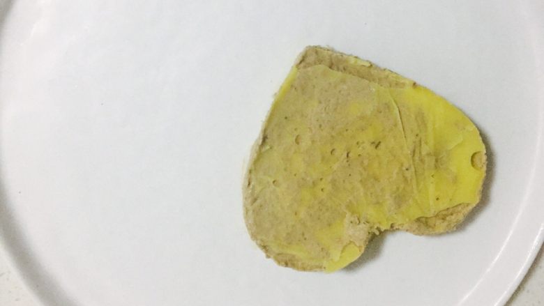 创意鹅肝甜点,取出定型后的鹅肝酱脱去模具,取白色的盘子摆好
