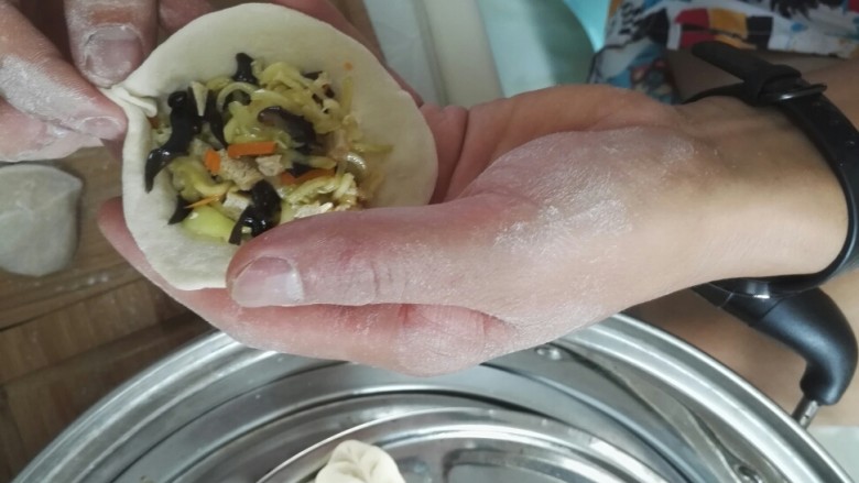 素什锦柳叶包,馅料调匀,面团做成面剂子,包成柳叶状