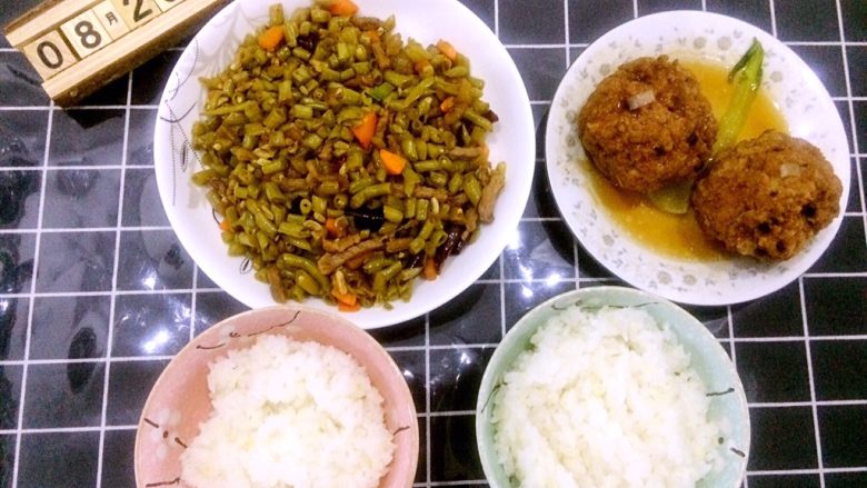 肉沫酸豆角,中午做的狮子头,新煮的大米饭。盘锦蟹田大米真的好吃哦!