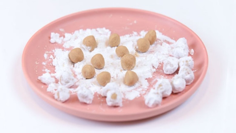 珍珠奶茶,根据自己的喜好,将珍珠搓成小圆球
