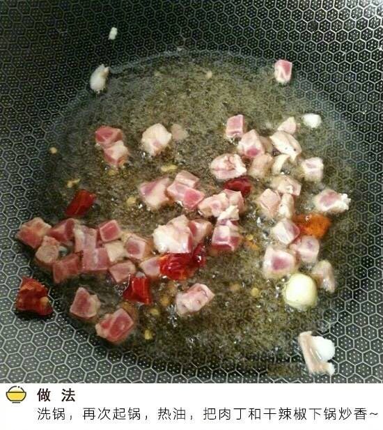 红烧金鲳鱼,洗锅,再次起锅,热油,把肉丁,干辣椒炒香。