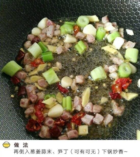 红烧金鲳鱼,再加入葱姜蒜末,笋丁,炒香。