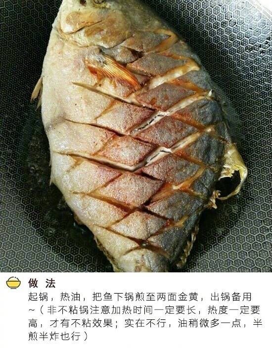 红烧金鲳鱼,起锅,热油,把鱼下锅,炸至两面金黄,出锅备用(非不沾锅,注意加热时间一定要长,热度一定要高,才有不沾效果,实在不行油稍微多一点,半煎半炸也行。)