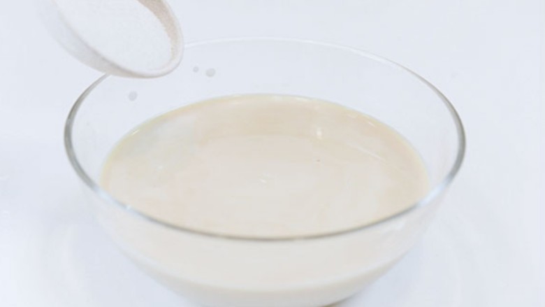 珍珠奶茶,在杯中倒入150g牛奶