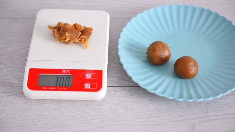 【烘焙配方】经典广式月饼,等待饼皮的时候先把月饼馅分为30克一个,搓成圆球形待用
