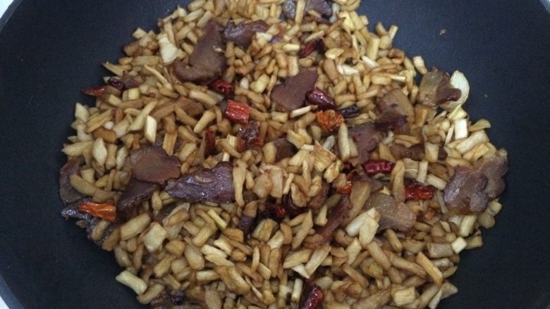 地道的湘菜:萝卜干炒腊肉,加入调料继续大火翻炒