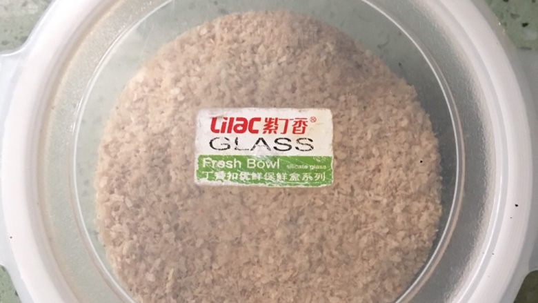 自制虾皮粉  宝宝辅食11M＋,找个保鲜盒，放冰箱冷藏起来就可以啦