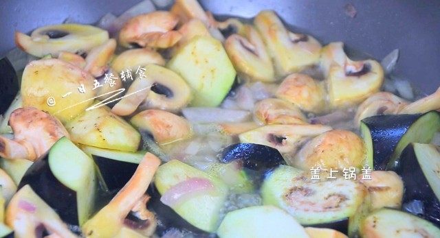 洋葱口蘑煮茄丁,加2杯水,煮开。
