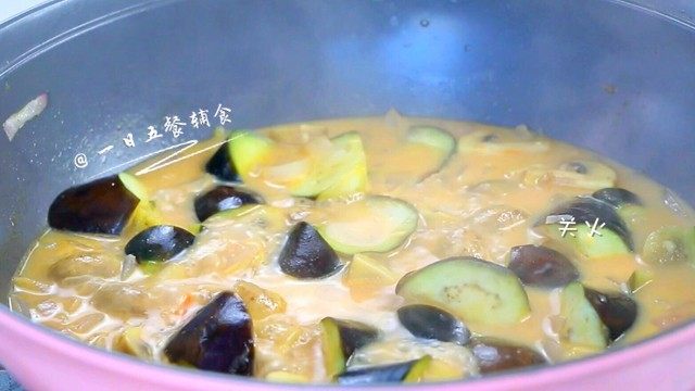 洋葱口蘑煮茄丁, 芝士片融化后关火,加盐调味。
🌻小贴士:1-3岁的宝宝这里完全可以不用再加盐。没有奶酪的话可以少加一点点盐来调味。