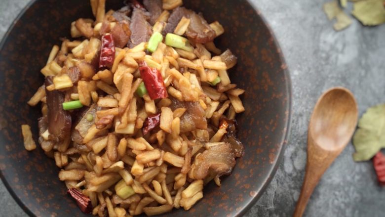 地道的湘菜:萝卜干炒腊肉,成品出锅
