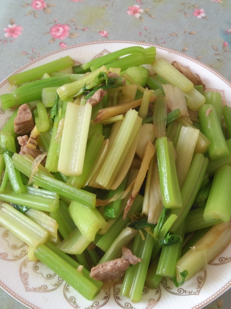 炒芹菜,半分钟后加入耗油，<a style='color:red;display:inline-block;' href='/shicai/ 692'>酱油</a>，<a style='color:red;display:inline-block;' href='/shicai/ 717'>味精</a>，水翻炒出锅