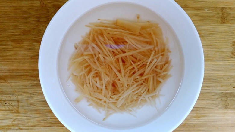 腌芥菜摊鸡蛋,把切好的芥菜丝放入装有清水的碗里,泡20至30分钟。根据个人口味适当调整时间。
