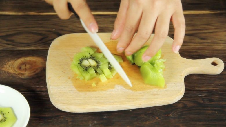 DIY红遍全球的高颜值水果冰棍,健康美味,部分猕猴桃切成果粒