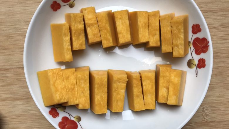 酱香花肉蒸南瓜,南瓜去皮去瓤,切小块