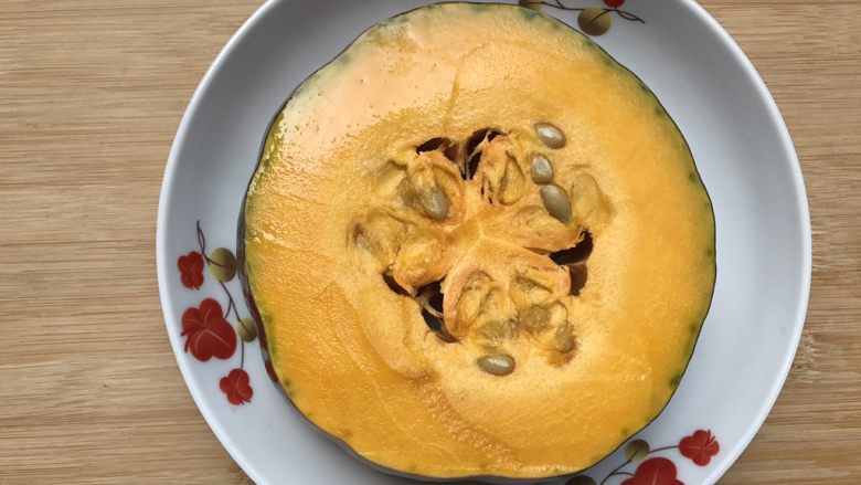 酱香花肉蒸南瓜,南瓜一块
要选稍为绿皮稍老点的,粉糯的南瓜,这样蒸出来比较好吃