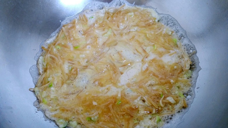 腌芥菜摊鸡蛋,当正面熟到这种程度时,用铲子翻面!