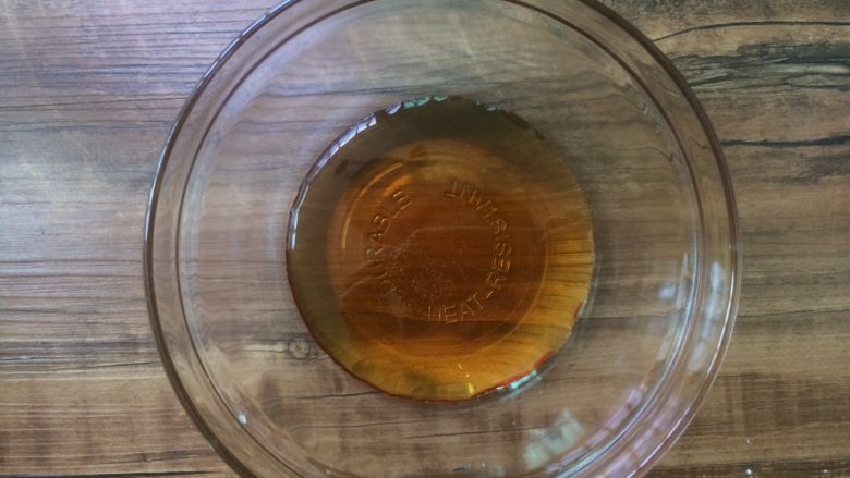 广式莲蓉蛋黄月饼,称糖浆,买的是广州酒家的,比较稠。