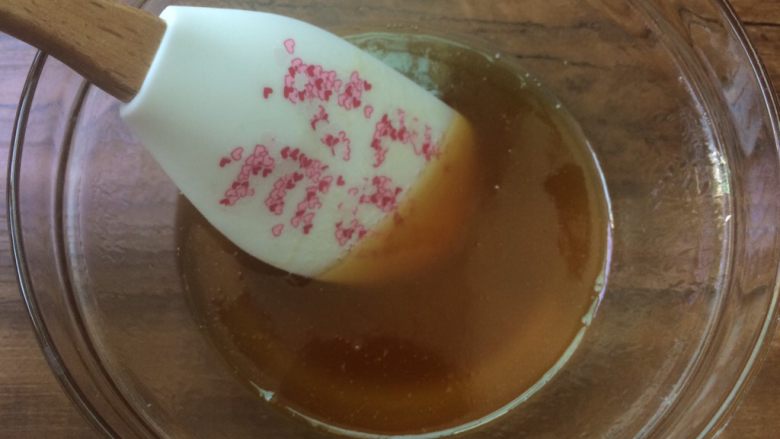 广式莲蓉蛋黄月饼,搅拌,使之混合均匀。