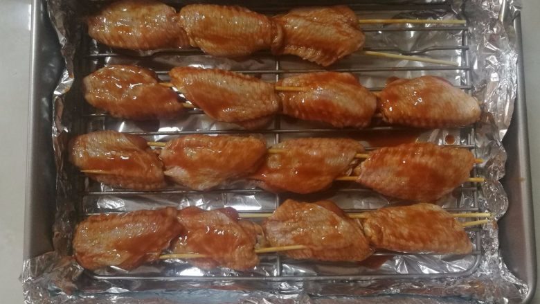 新奥尔良鸡中翅,10.鸡翅放在烤网上,有烤网的好处是鸡翅不用翻面烤,烤出来的多余油脂会掉下去。
