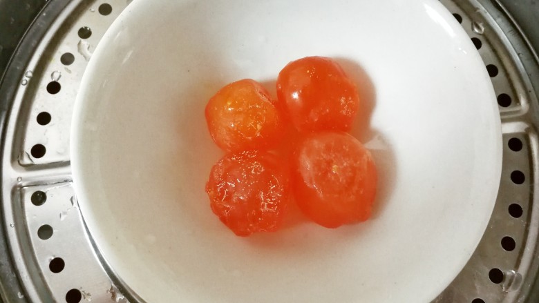 蟹黄味的咸蛋黄烧豆腐,<a style='color:red;display:inline-block;' href='/shicai/ 9596'>咸蛋黄</a>放入蒸锅蒸15分钟,至熟透。