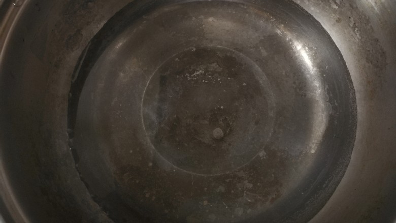 蟹黄味的咸蛋黄烧豆腐,烧一点水,水里放一勺盐,