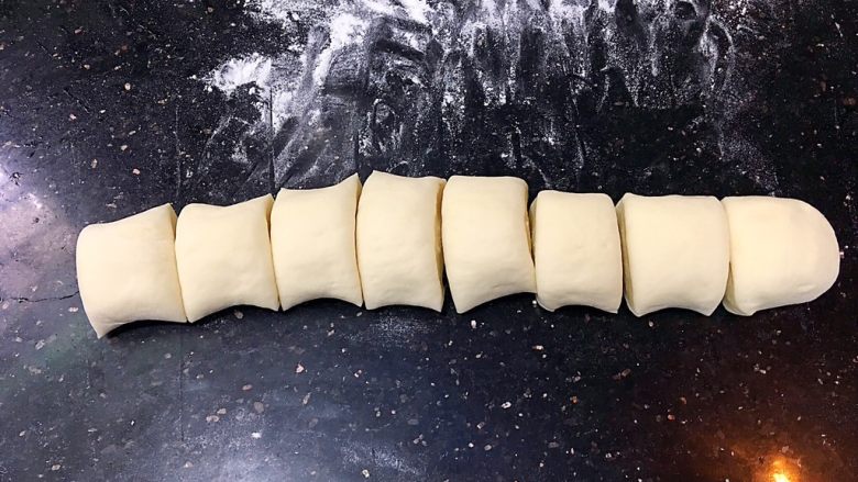 白胖胖的猪肉包,取一半面团搓长,分成每份60克的面团