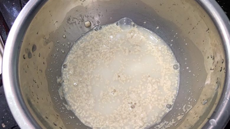 白胖胖的猪肉包,肉馅放凉时我们做包子皮,100克水内加入5克<a style='color:red;display:inline-block;' href='/shicai/ 731'>酵母</a>化开!