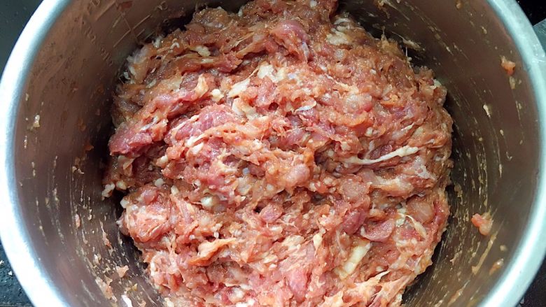 白胖胖的猪肉包,猪肉馅材料除<a style='color:red;display:inline-block;' href='/shicai/ 762'>老抽</a>外,全部材料一同搅拌均匀,腌30分钟。