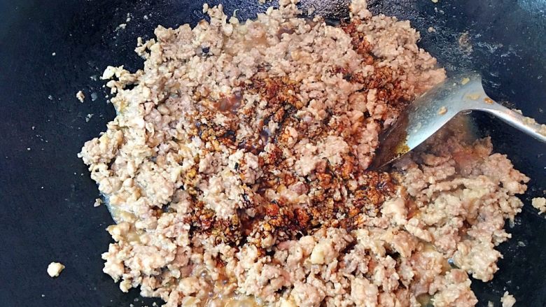 白胖胖的猪肉包,当猪肉煮到水差不多收干时加入适量老抽,翻炒,此时试试,如果味道不够,这时候就可以添加。