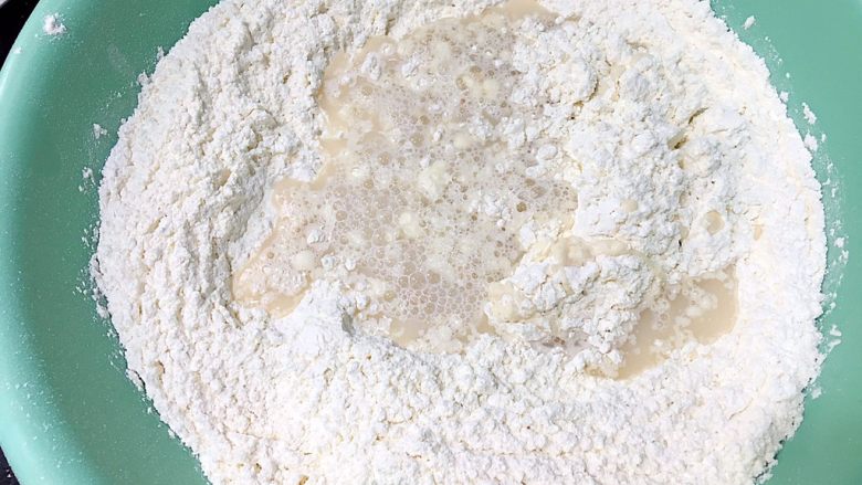 白胖胖的猪肉包,倒入酵母水,还有剩下的150克水。