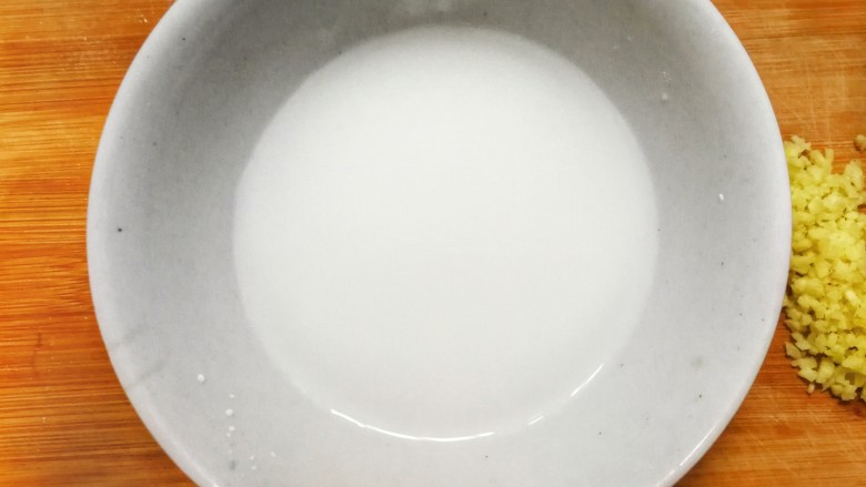 蟹黄味的咸蛋黄烧豆腐,淀粉加水调成水淀粉备用,