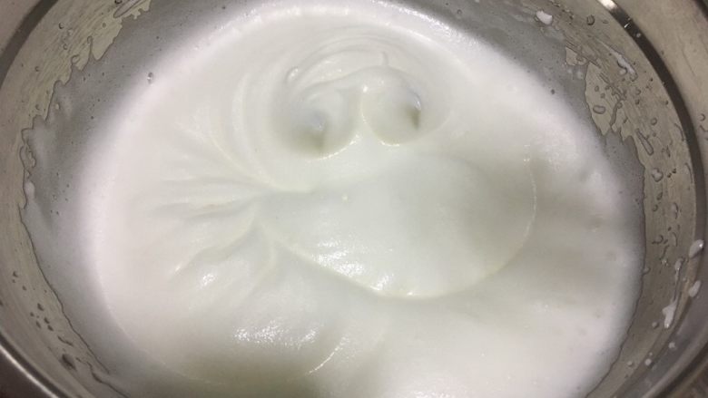 小白菜无奶戚风蛋糕,打至有纹理出现再加三分之一细砂糖,继续高速打发。