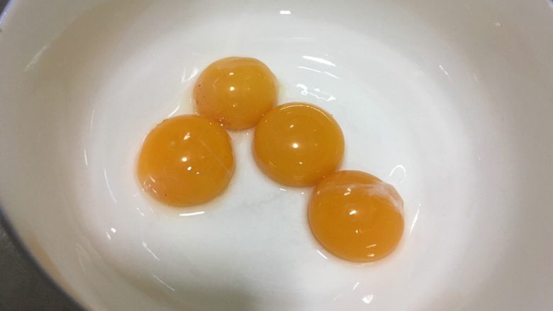 小白菜无奶戚风蛋糕,蛋黄蛋清分别打入无水无油的容器里,蛋清放冰箱冷冻备用,可以增加蛋白稳定性,也适合夏天这个湿热的季节。