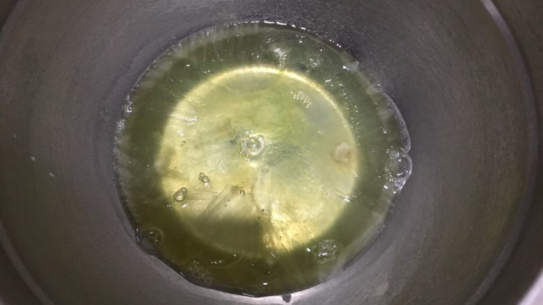 小白菜无奶戚风蛋糕,冰箱取出蛋清,我喜欢上面结成冰碴儿的。滴几滴柠檬汁,我大概滴了七八滴吧。