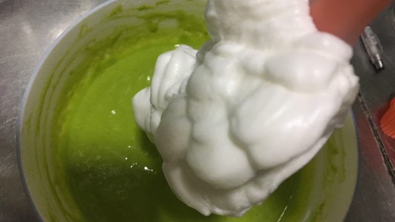 小白菜无奶戚风蛋糕,取三分之一蛋白,可以看到刮刀直立蛋白无流动,很稳定的挂在刮刀上。
